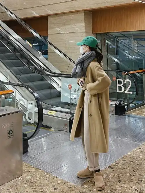 冬天加点色彩搭配卡其色大衣真的太太太太气质 太温柔了～搭配哈伦裤