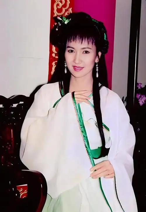 小青陈美琪:幼时被送到尼姑庵孤儿院,收养患病女婴,今很幸福