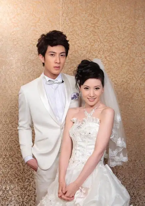 两人是高中同学,青梅竹马,16岁开始交往,相恋18年,2009年登记结婚