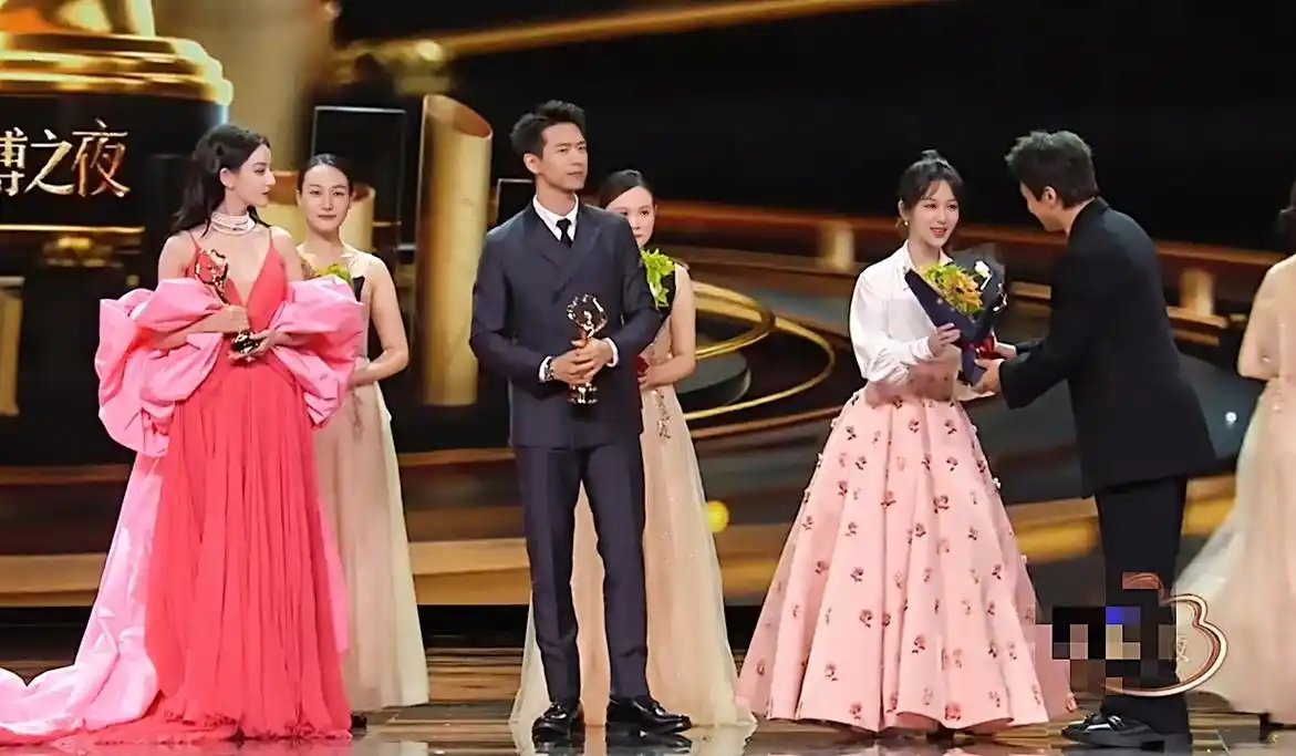 微博之夜:李现手扶迪丽热巴,身后的杨紫看他的小眼神是吃醋吗?