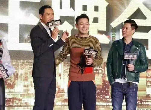 周润发他不是什么偶像派,长得也不算特别的帅气,但是演过的电影可以