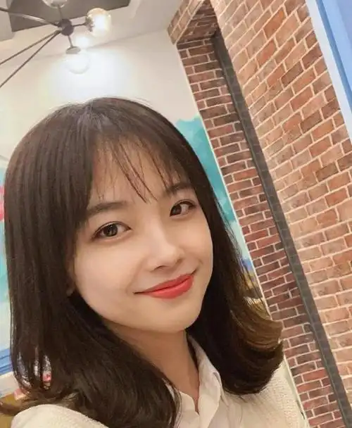 央视最美记者王冰冰穿衣干练又大方网友我的心是冰冰的