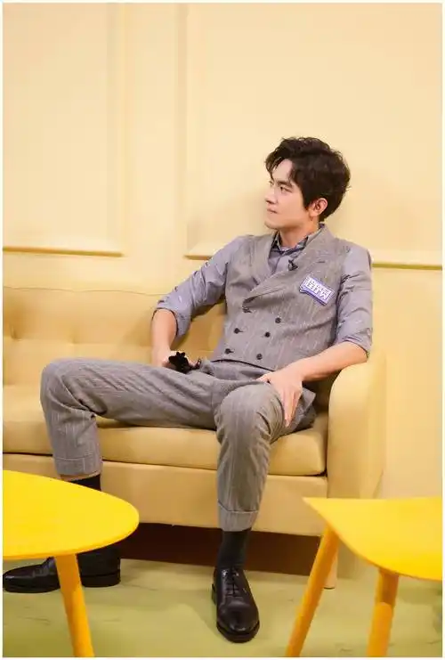 原创黄梦莹的风衣连衣裙优雅时尚林更新印花装扮帅气十足很阳光