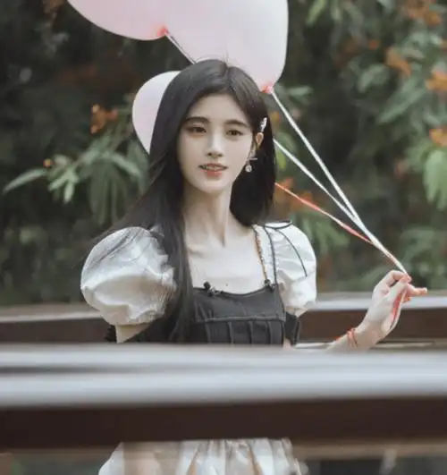 这种很宫廷风的洛丽塔裙装经过鞠婧祎的诠释