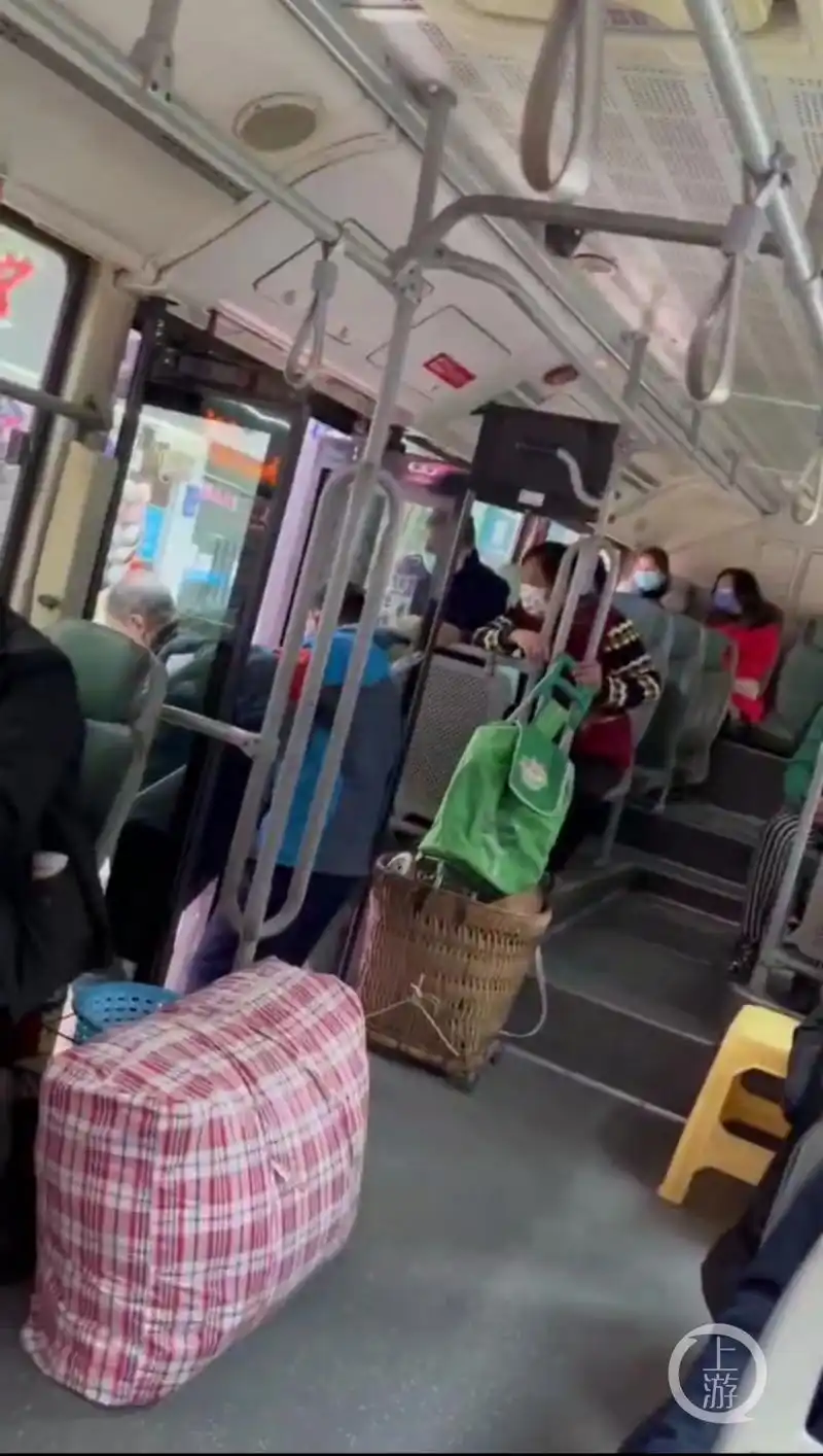 张志忠搀扶老人下车时,徐先生手机抓拍的背影