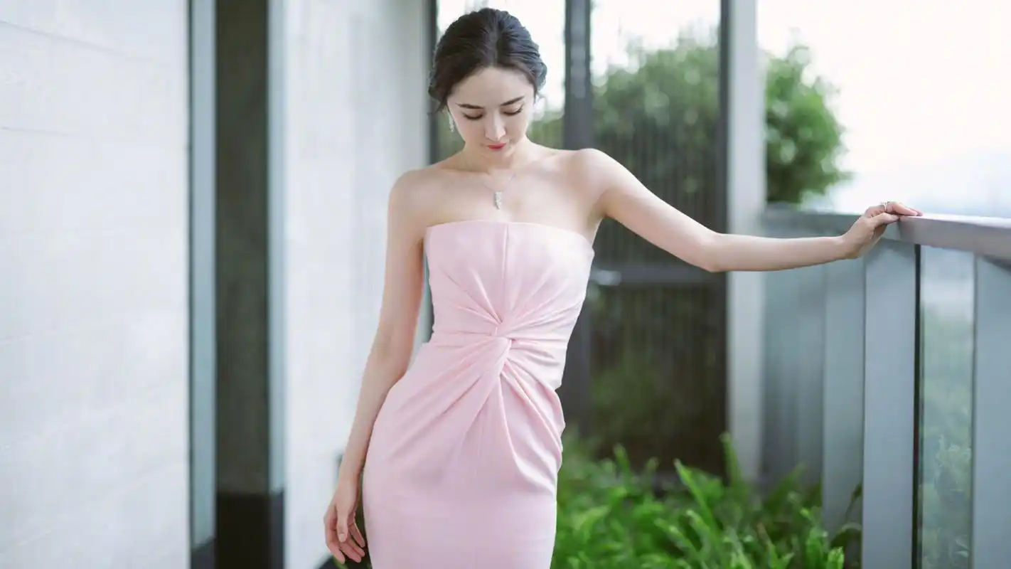 杨幂是有多瘦穿粉色抹胸裙打个结还很松但身材曲线好惊艳
