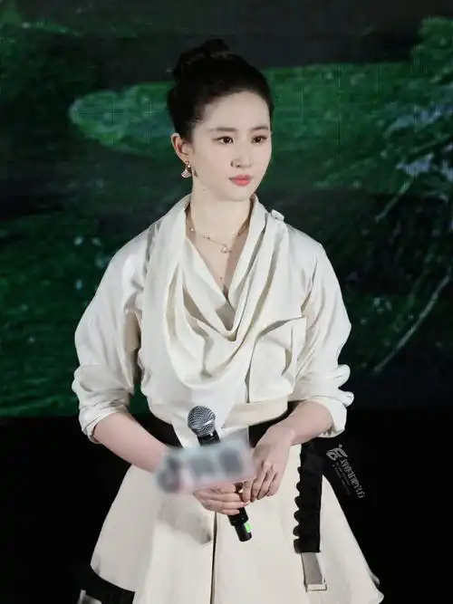 刘亦菲说喜欢黄亦玫的不同色彩##刘亦菲笑倒在万茜身上