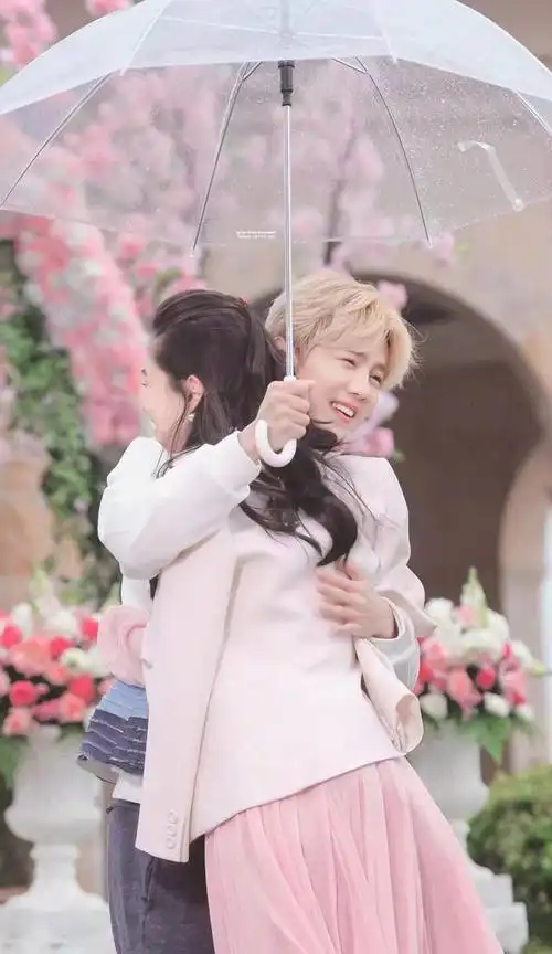 看到baby画的鹿晗,这对姐弟互动太有爱了!