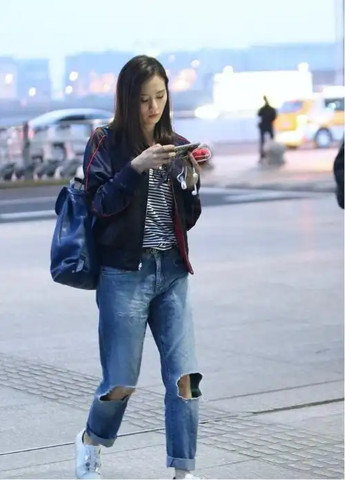 刘诗诗身材真不错,穿条纹上衣配牛仔裤,轻松秀出优越好比例