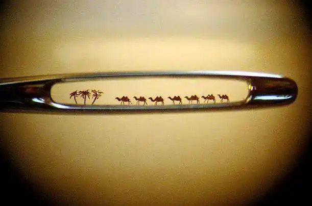 他创造微雕作品要用到显微镜想看一眼都得放大才能看清