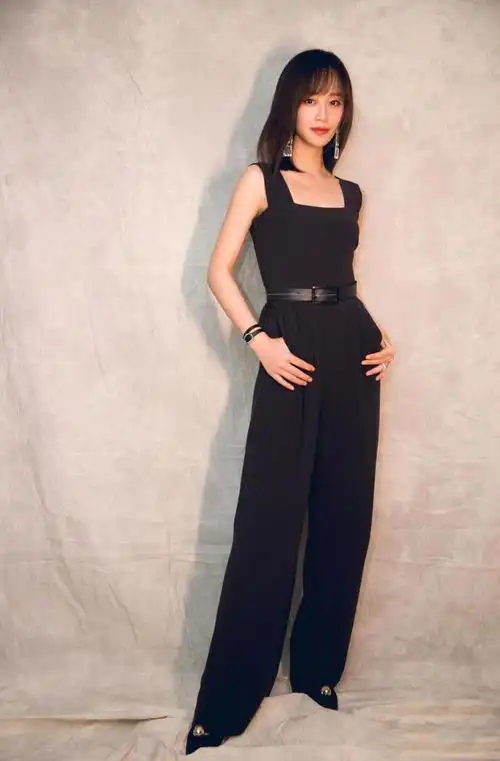 蓝盈莹的细腰长腿绝了穿白色吊带搭配休闲裤走机场少女感爆棚