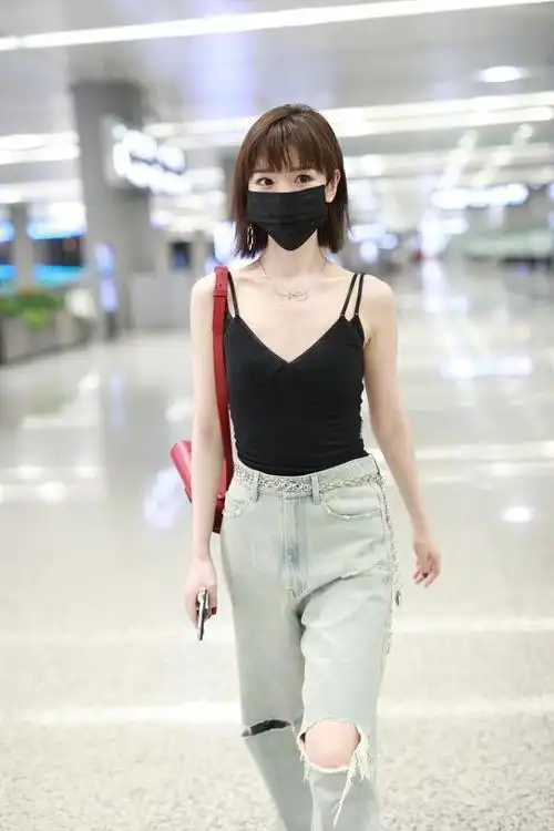 毛晓彤真懂时尚穿紧身吊带好看显身材腰头绑条铁链够独特