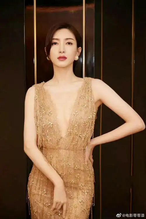 江疏影这条金色流苏礼服真的太显身材了__财经头条