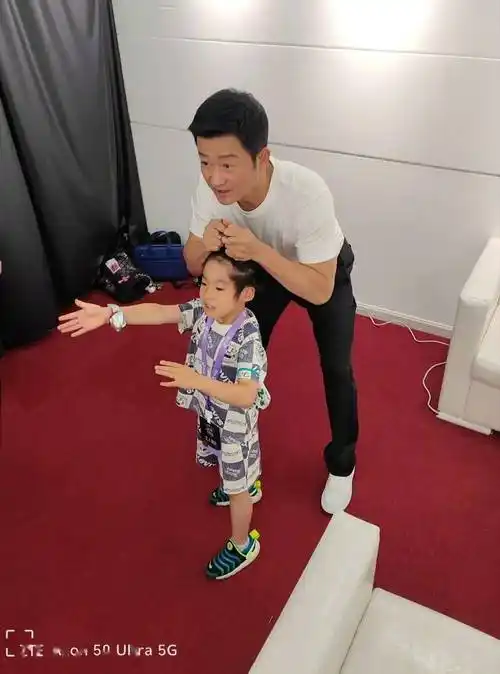 两家还时常凑一起约个饭,吴京带上谢楠跟孩子,闫妮则是带着女儿,偶尔