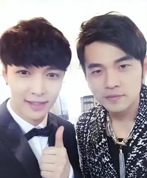 张艺兴上海演唱会周杰伦方文山送花篮