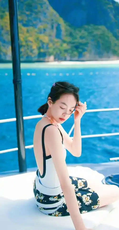 宋茜泰国假期写真壁纸,海风阳光泳衣配裤衩,短发浪漫纯欲风满满_时尚