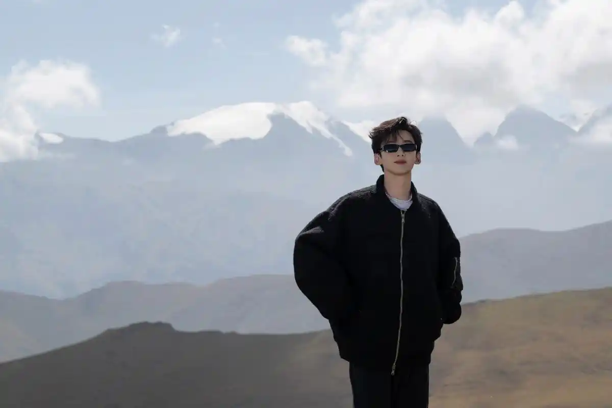 白敬亭超火锁屏壁纸来啦 原图哦 任意一张都是贼好看的锁屏或壁纸