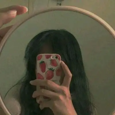 手机斜着遮住脸的女生微信头像