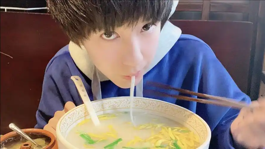 时代少年团贺峻霖独有的"技能",左手拿筷子吃饭,右手拿笔写作业!