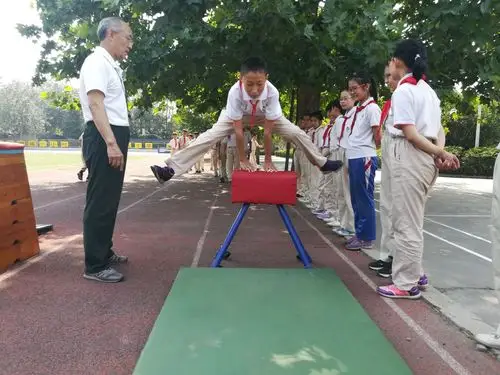 《山羊分腿跨越》的动作,学生们很快就领会了分腿腾越的动作要领与
