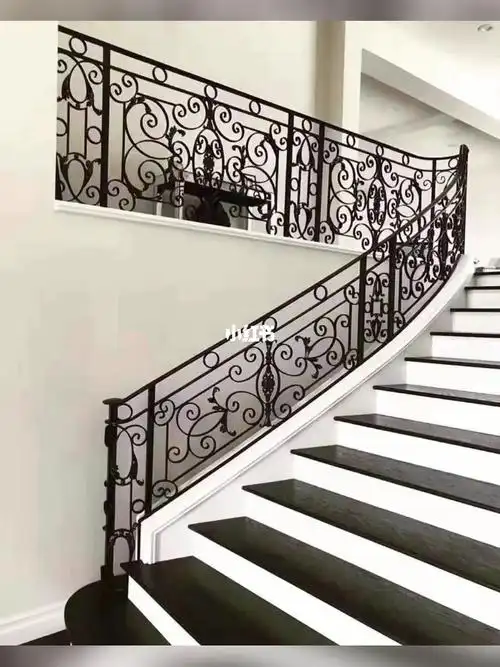 铁艺材质,这个真的是小才大用,把这几款楼梯栏杆放在别墅里面,把欧式