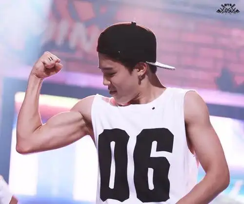 防弹少年团分享170505金刚芭比鸡米手臂肌肉超有安全感