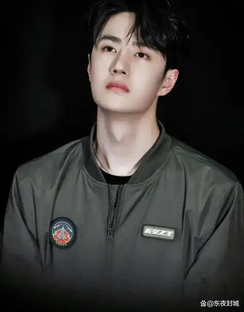 王一博是目前娱乐圈的顶流,凭借和肖战合作的双男主剧出圈以后,他的