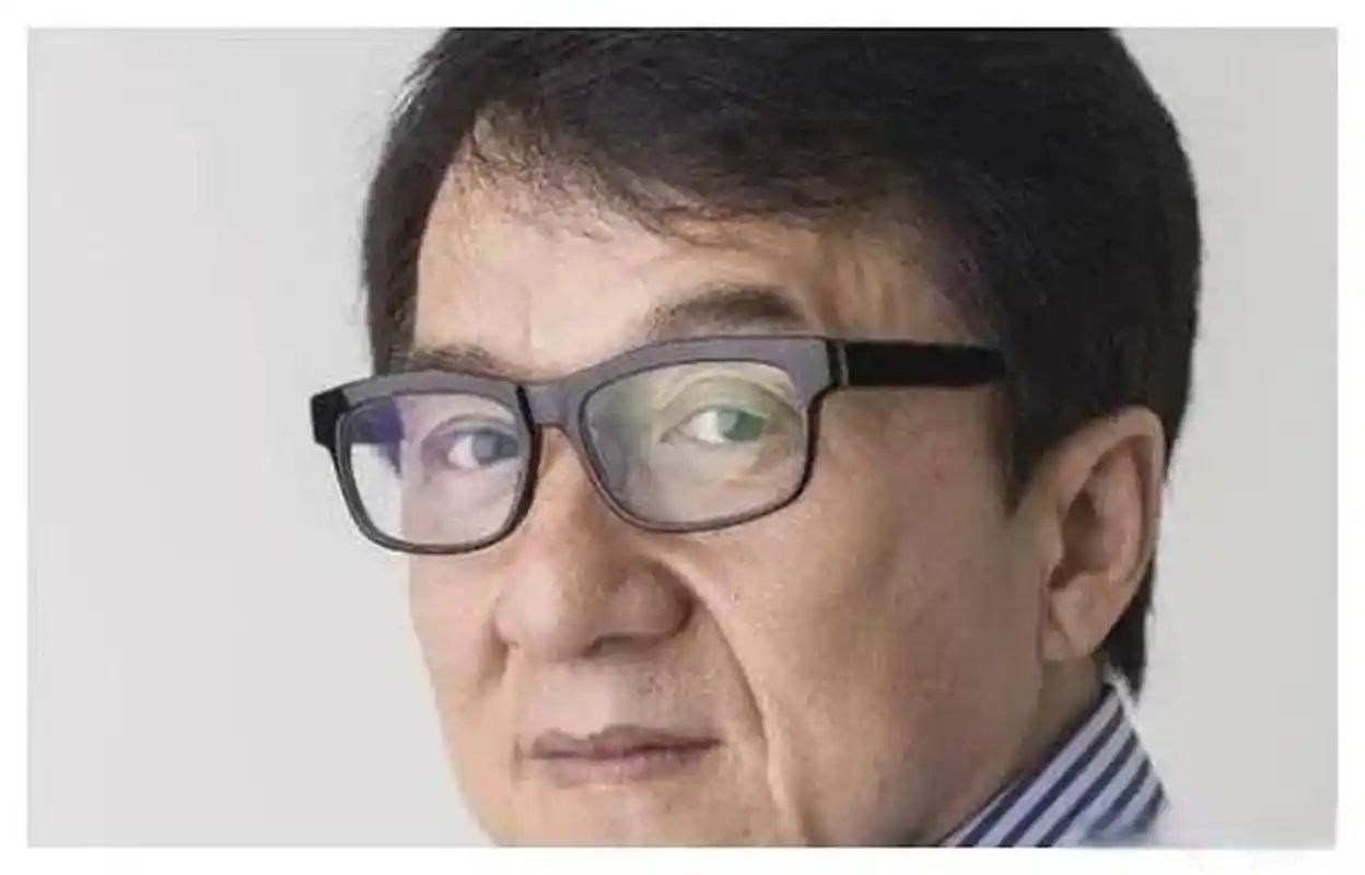 不知从什么时候开始,成龙大哥出席活动总是戴着一副边框眼镜,以一副