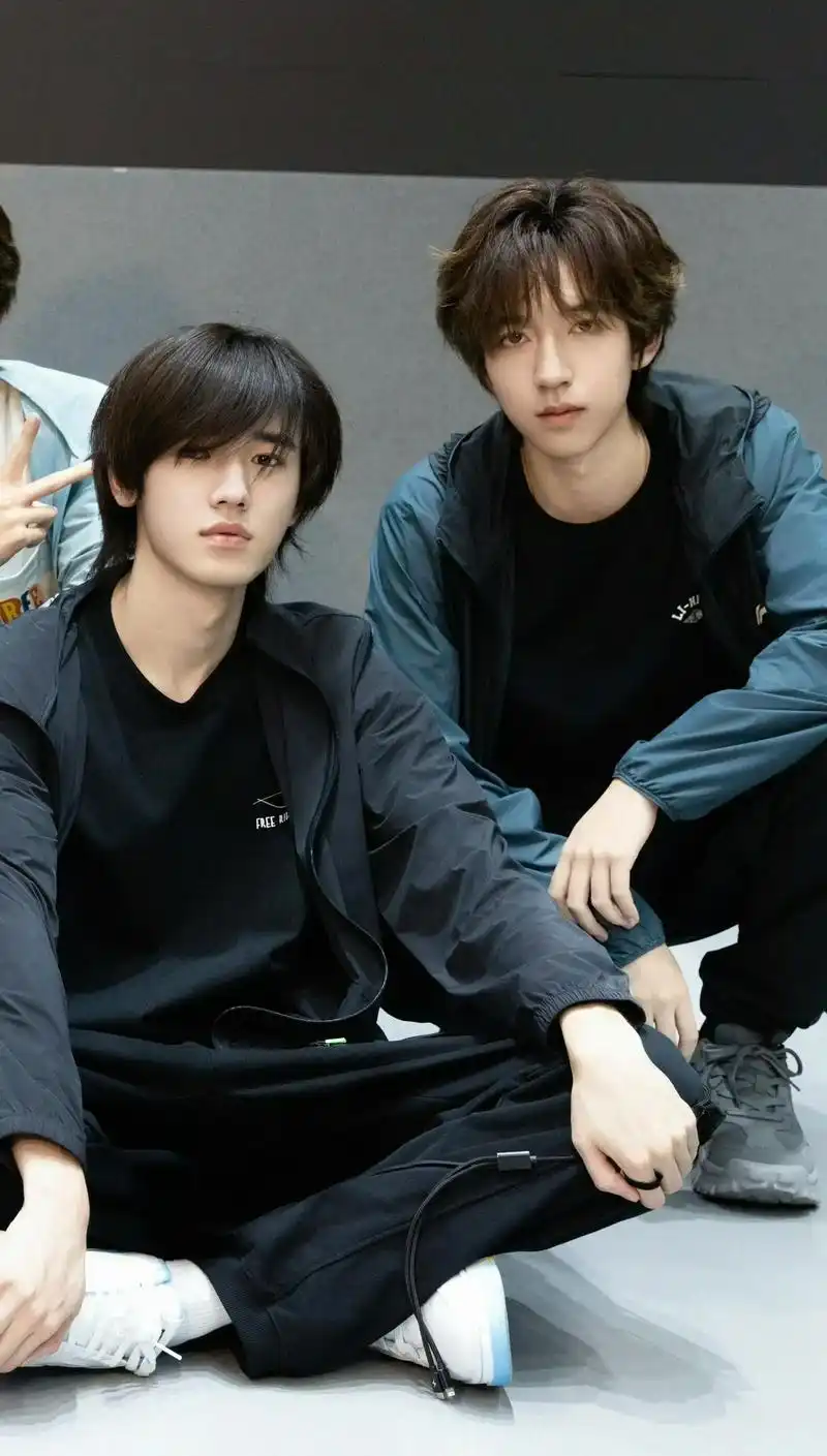 霖轩#贺峻霖 #宋亚轩 又帅了闺蜜组 - 抖音