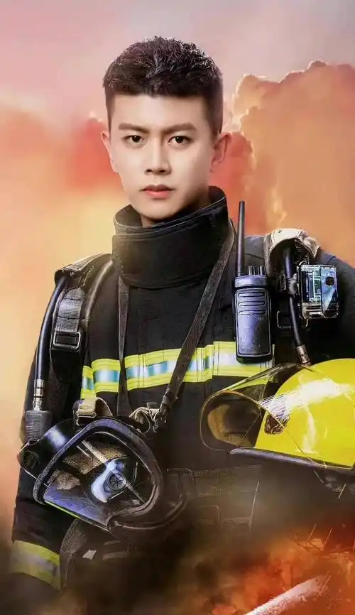 而且还有一种不怒自威的气质,他不仅五官端正,眼神坚定,任嘉伦穿着