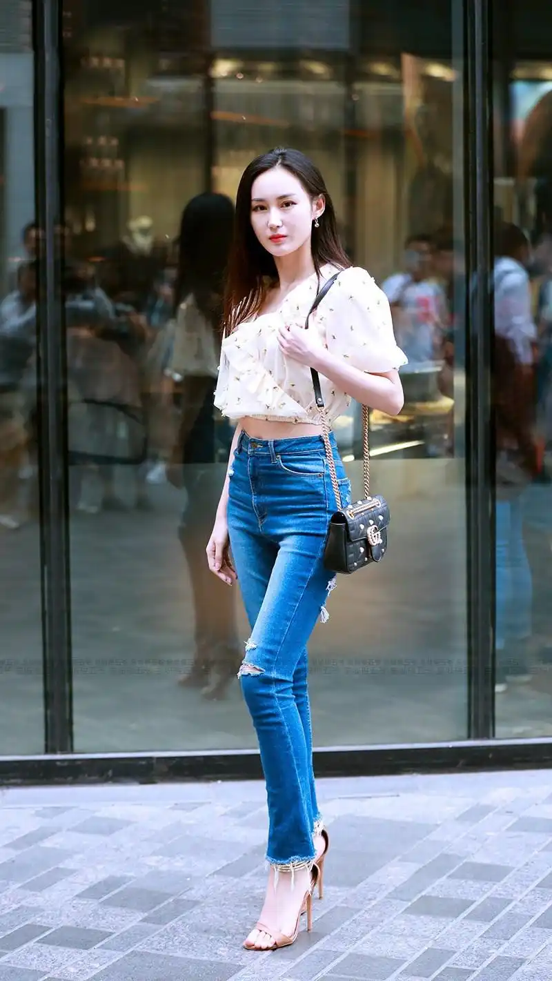 街拍:美女长发飘飘,皮肤白皙如玉,紧身高开叉裙,令人怦然心动