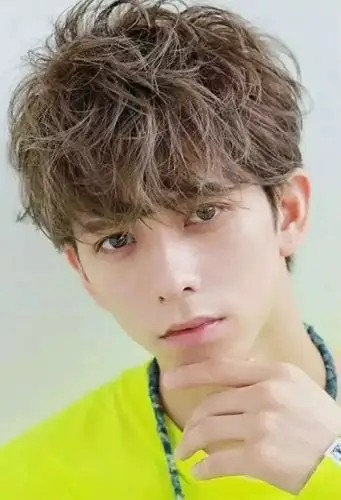 男生烫头发的类型种类 打造暖男风格卷发造型