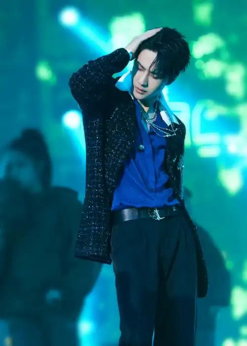 王一博格纹外套造型超酷##王一博 爱奇艺尖叫之夜