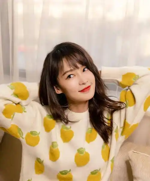 李沁清新糖果色穿搭好美,长发微卷温柔又甜美,俏皮可爱让人爱