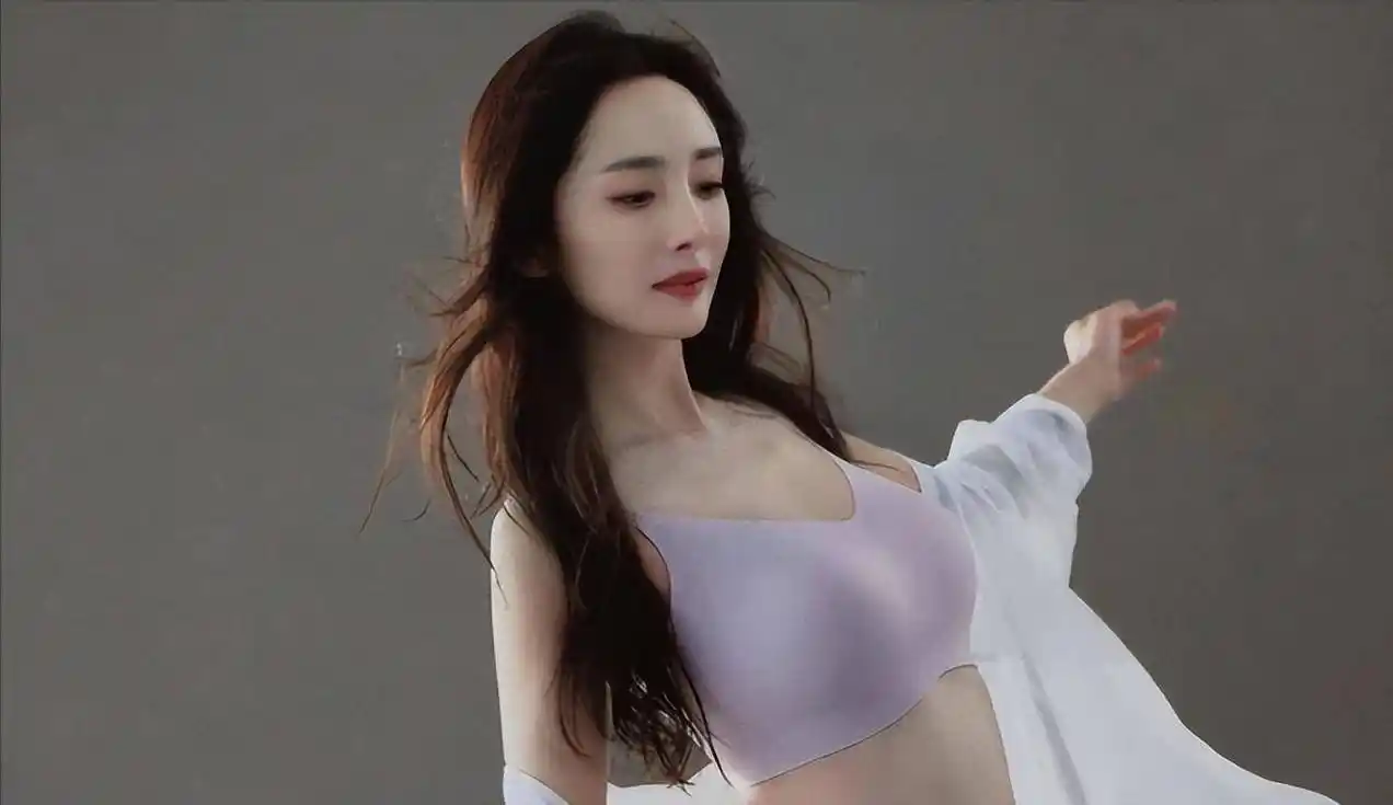 杨幂穿内衣拍性感大片!