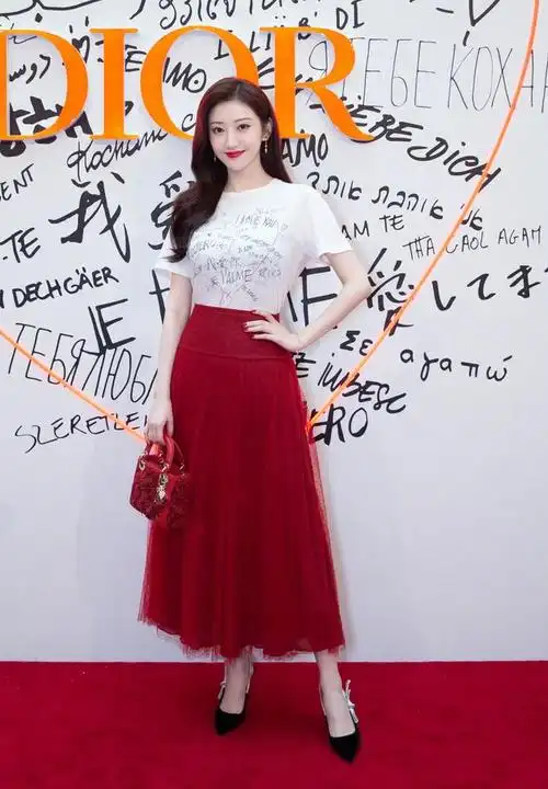 34岁景甜的身材太好了宽松白t也能穿出紧绷感配红裙娇俏甜美