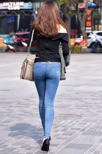 永不过时的牛仔裤女性必备时尚单品