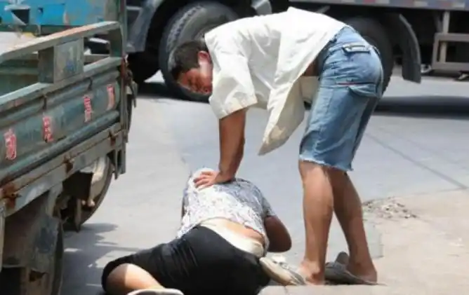 当街殴打女人的男人,比打小三还要狠,第六张好凄惨