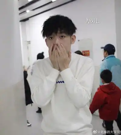 渣男锡纸烫背景图