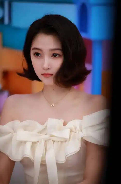 白色露肩花朵裙,关晓彤短发造型俏皮可爱,淑女范十足!