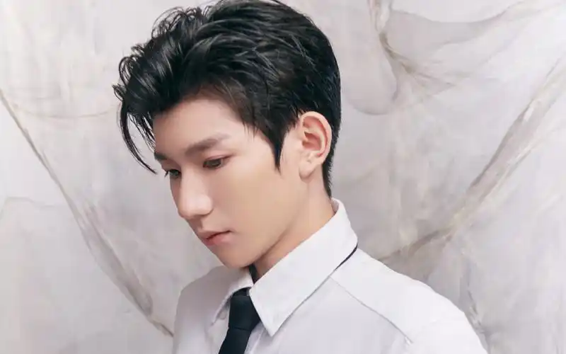 王源酷帅有型写真桌面壁纸