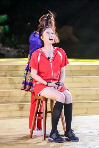 组图:脸小腿长肤白!蒋欣穿运动装扎丸子头青春活力