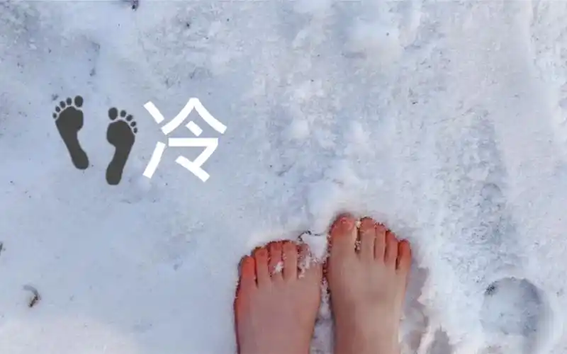 首次裸足踏雪挑战!在雪地画jio印画?雪地光脚画画究竟能否成功?