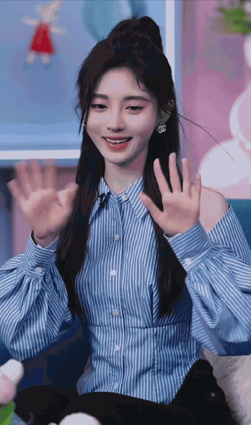 鞠婧祎比心三连拍##鞠婧祎比心好甜