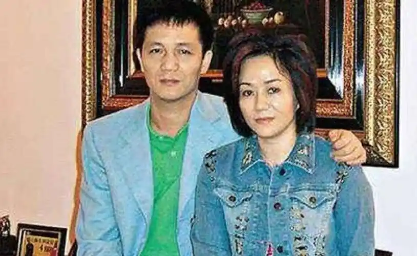 毛玉萍:助老公成首富后不听话,成龙为她求情,现送儿子1.5亿豪宅