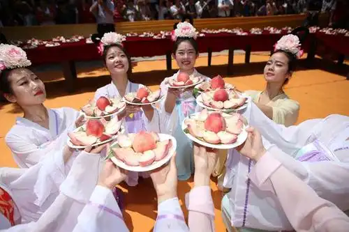 河南济源王屋山海拔1715米的天坛极顶用刚成熟的鲜桃摆起了蟠桃盛宴