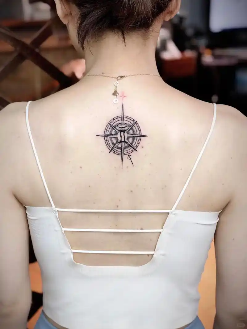 后背星座纹身射手座双鱼座情侣女孩的刺青