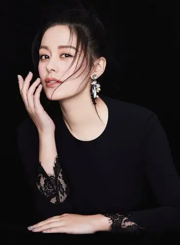 王力可御姐范写真展现百变气质 《信仰者》热映传递大爱