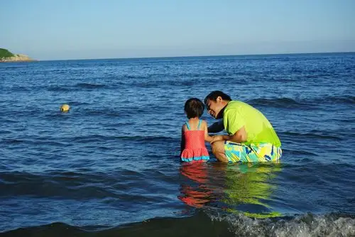 宝贝的第一次 在海里游泳