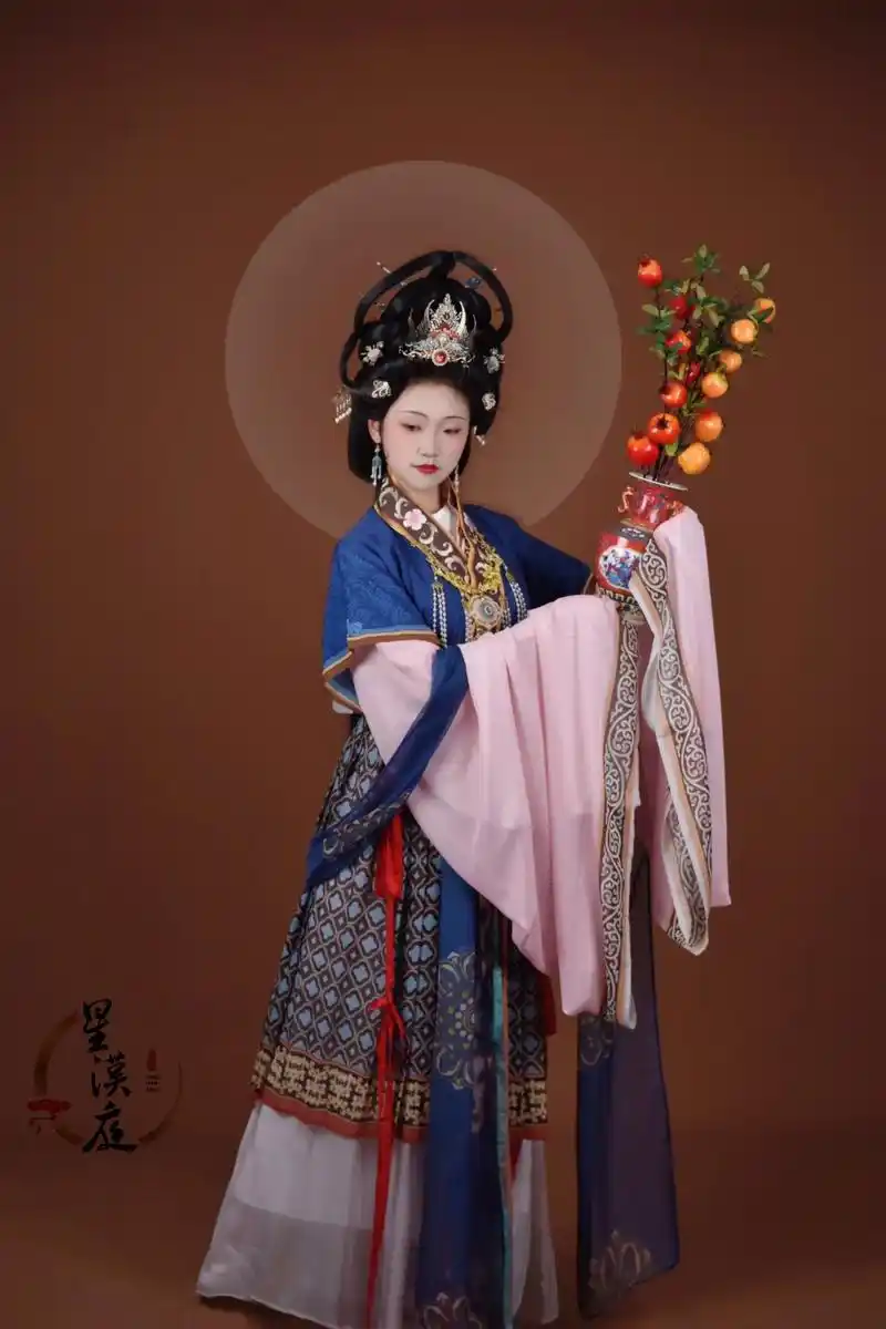 不愧是汉服穿上秒变神仙真人.百花生日是良辰,未到花朝一半春; - 抖音